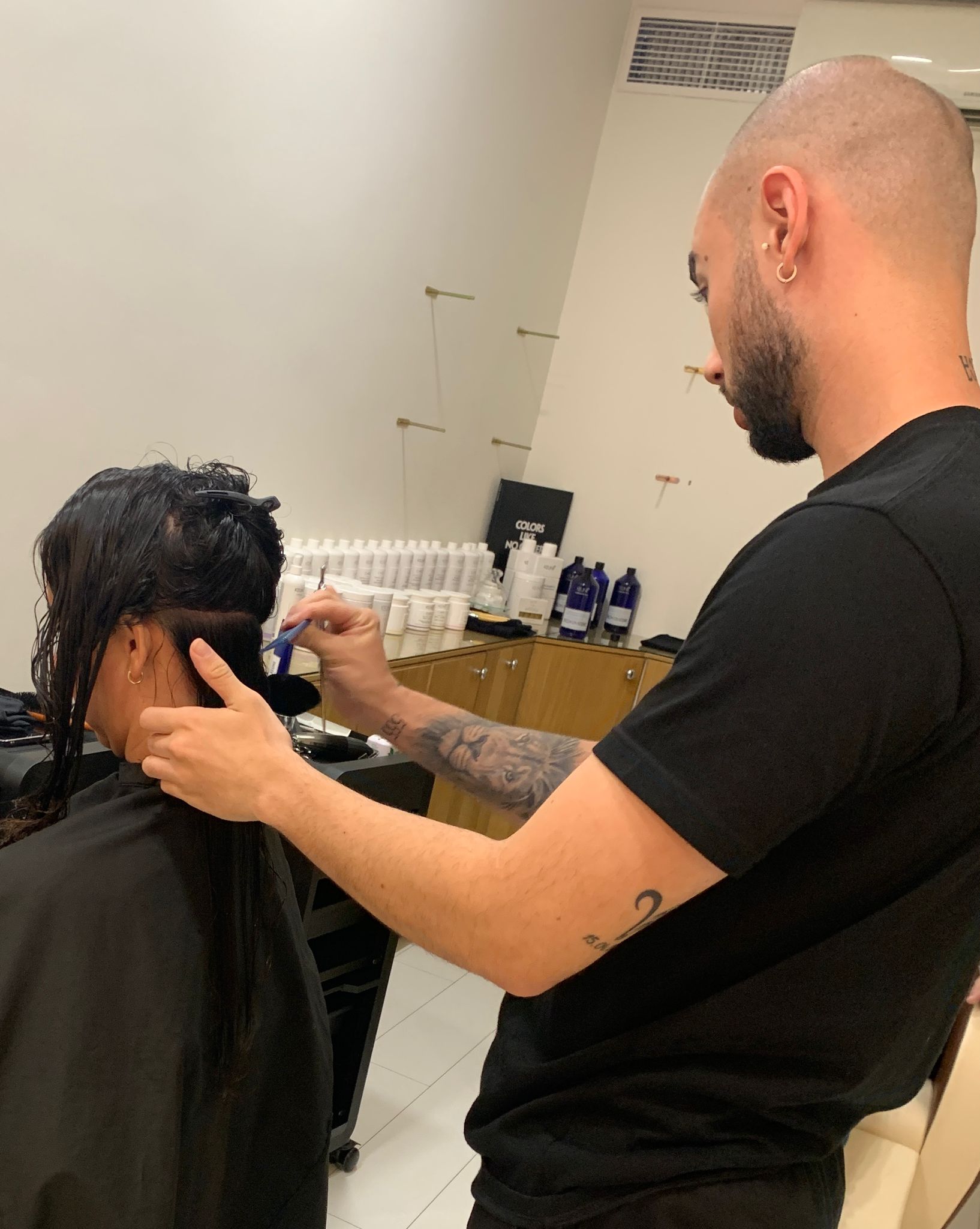 Alex Pérez aplicando coloración a una clienta