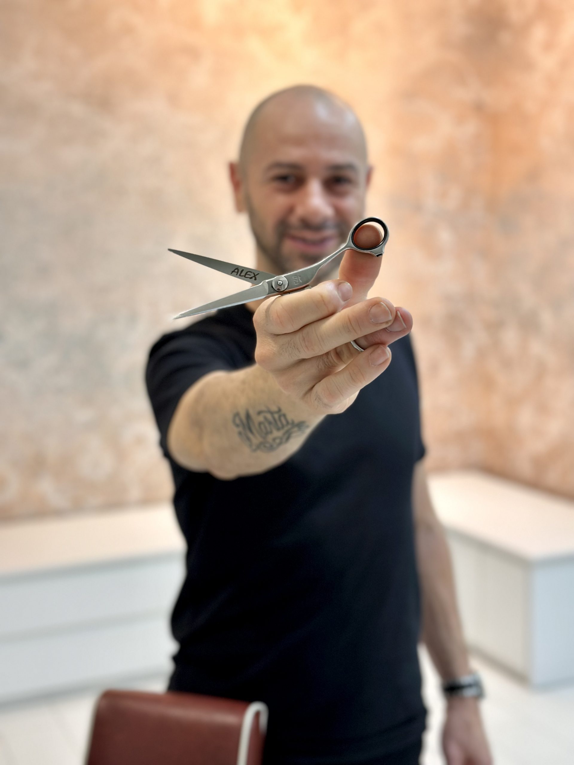 Alejandro Pérez, fundador de Alex Pérez Hair Studio, con sus tijeras grabadas con su nombre