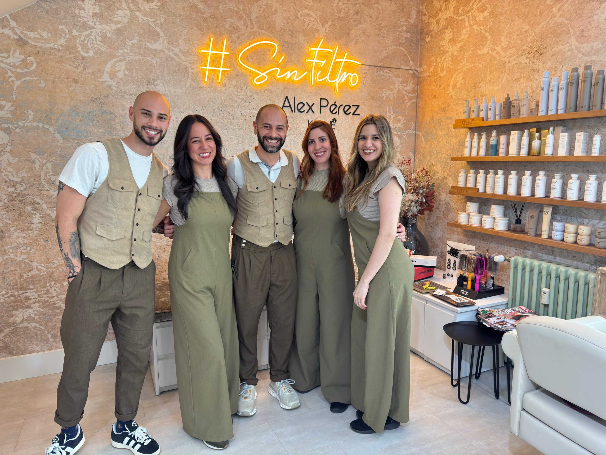 Equipo de Alex Pérez Hair Studio bajo el rótulo de neón #Sin filtro